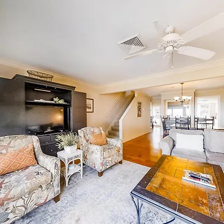 Schooner Court 705 Apartment
